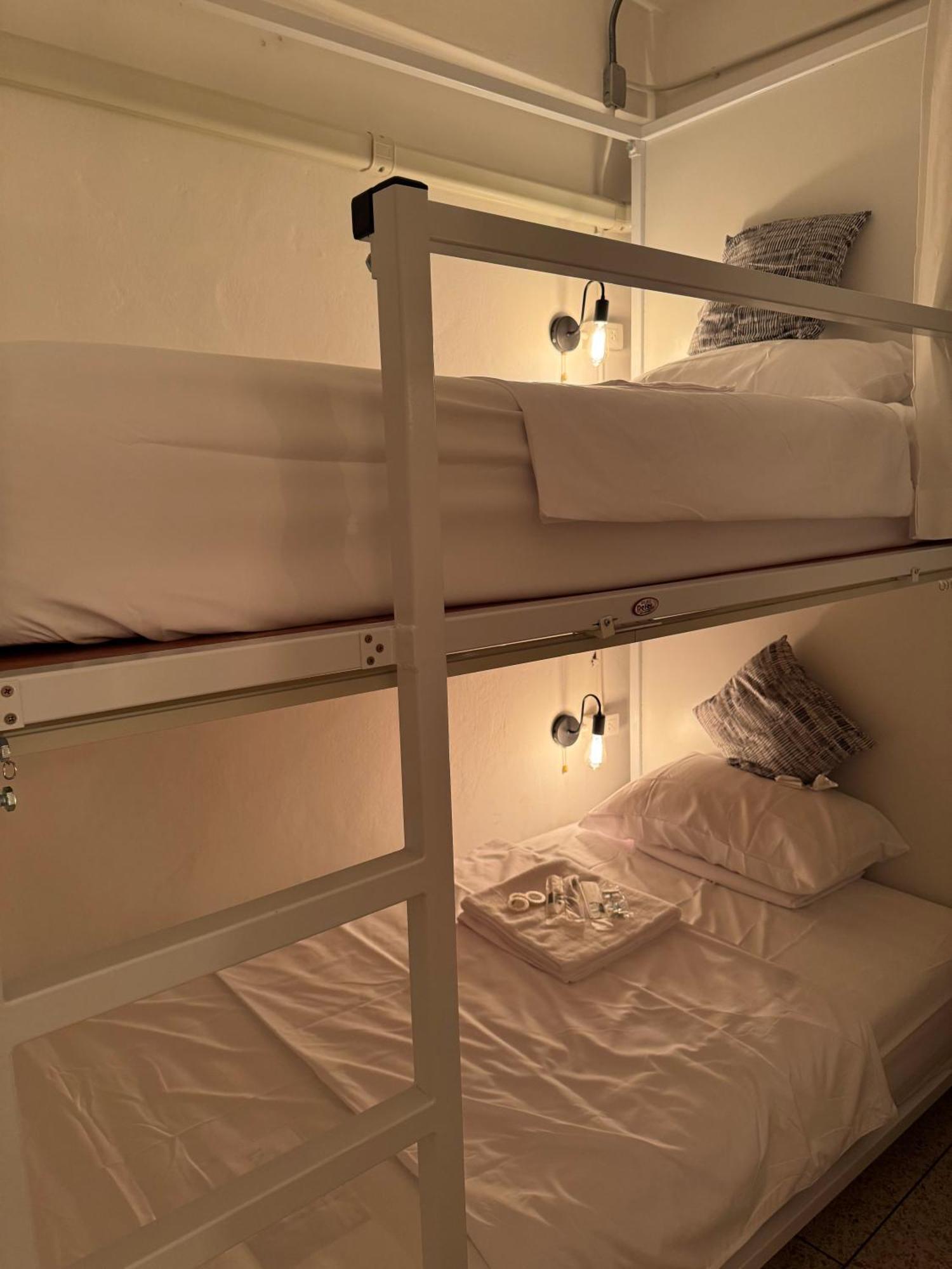 Twenty Two Place Hostel - Sukhumvit 22 กรุงเทพมหานคร ภายนอก รูปภาพ