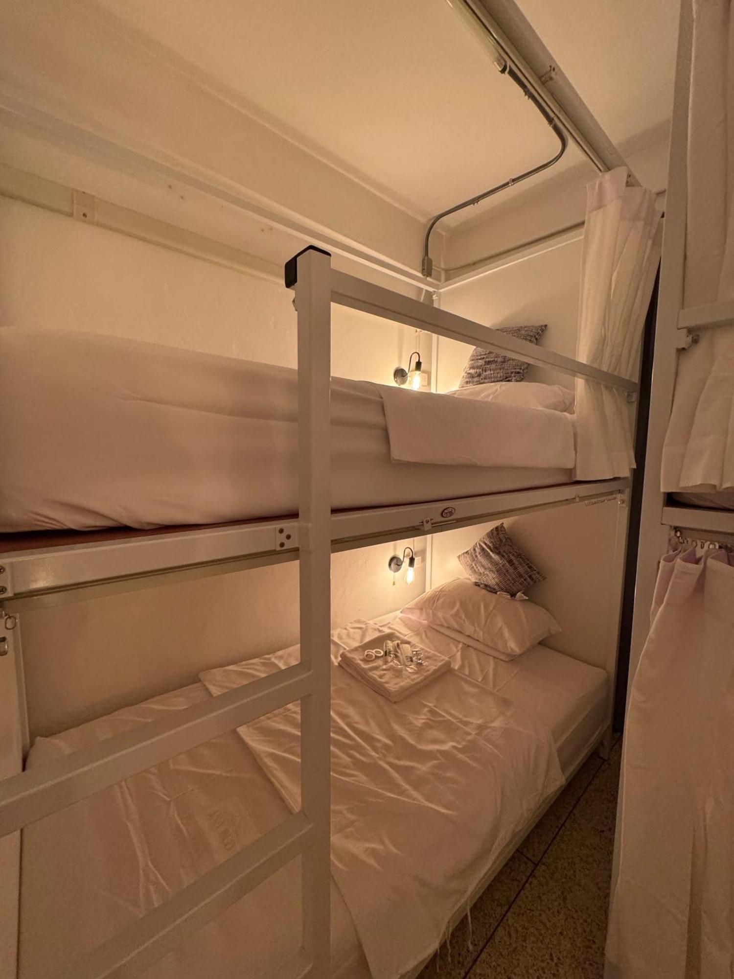 Twenty Two Place Hostel - Sukhumvit 22 กรุงเทพมหานคร ภายนอก รูปภาพ