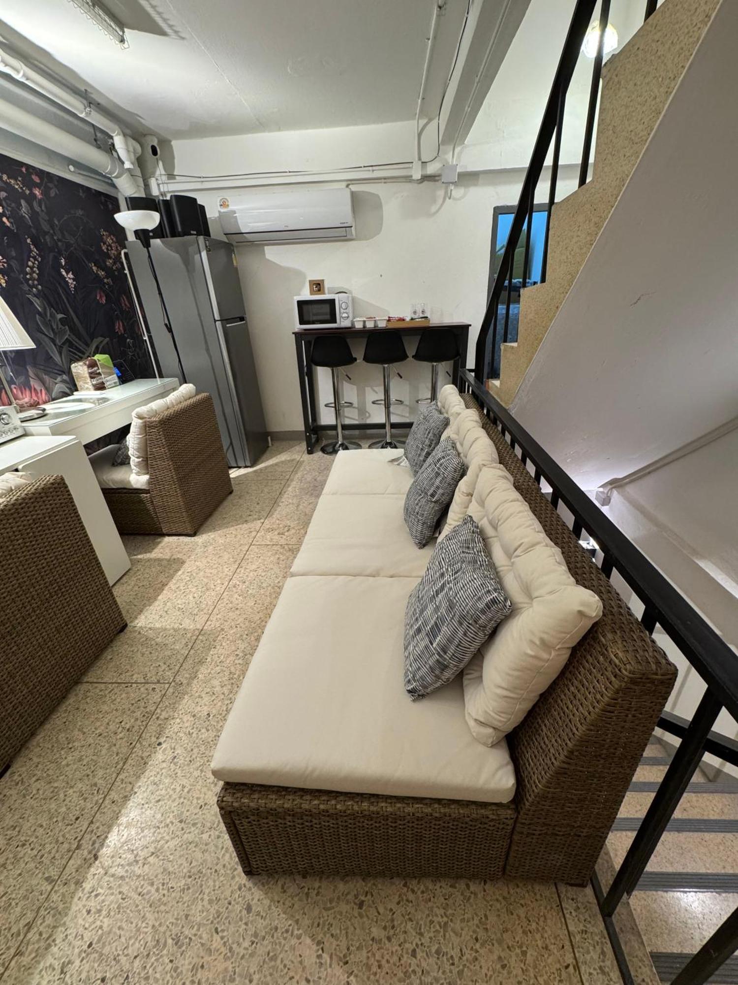 Twenty Two Place Hostel - Sukhumvit 22 กรุงเทพมหานคร ภายนอก รูปภาพ