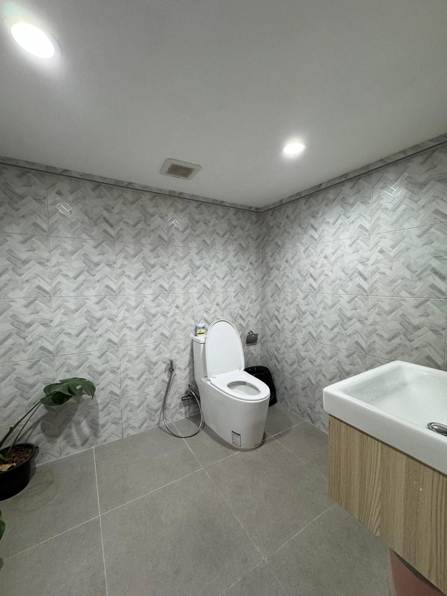 Twenty Two Place Hostel - Sukhumvit 22 กรุงเทพมหานคร ภายนอก รูปภาพ