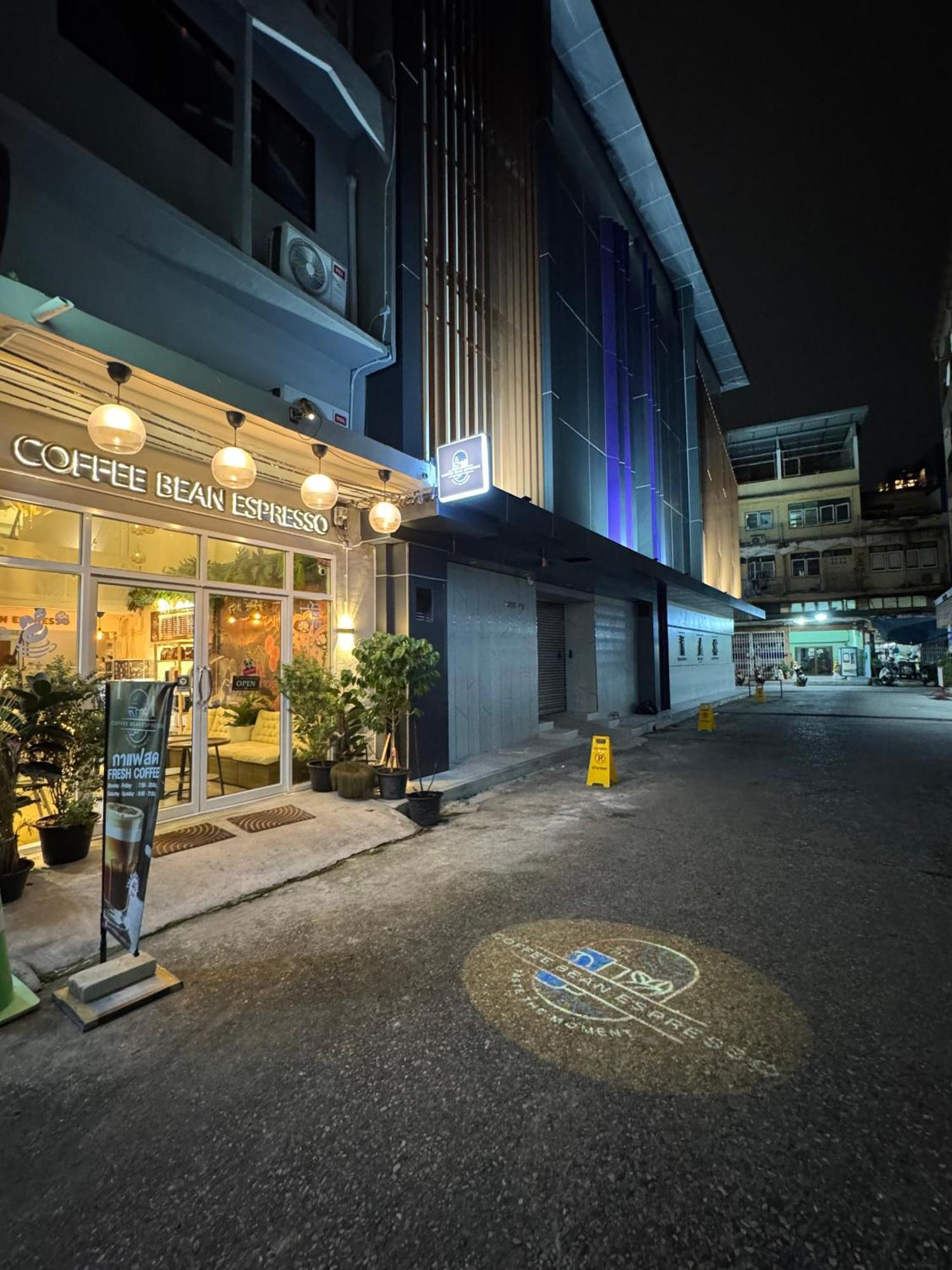 Twenty Two Place Hostel - Sukhumvit 22 กรุงเทพมหานคร ภายนอก รูปภาพ