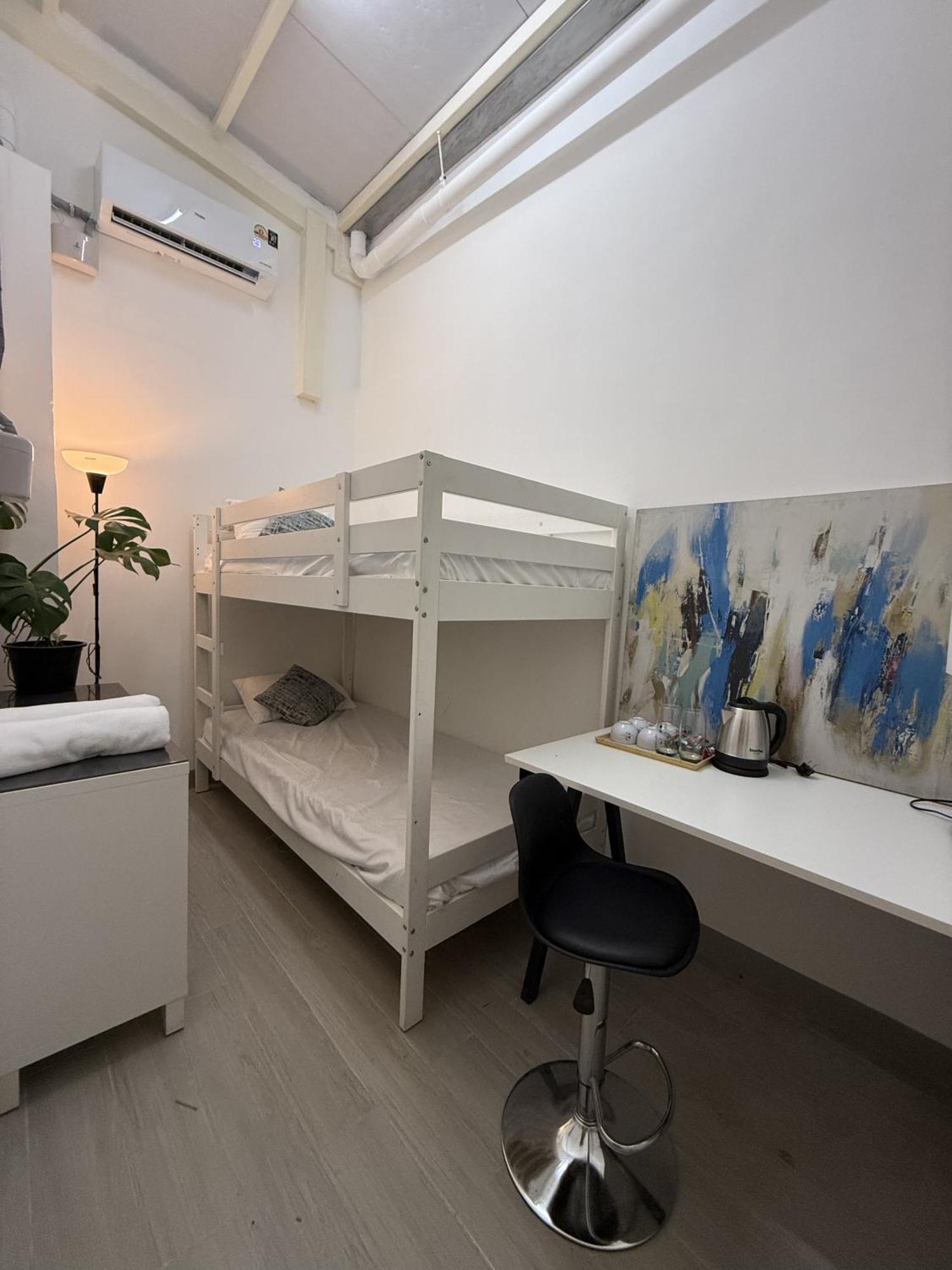 Twenty Two Place Hostel - Sukhumvit 22 กรุงเทพมหานคร ภายนอก รูปภาพ
